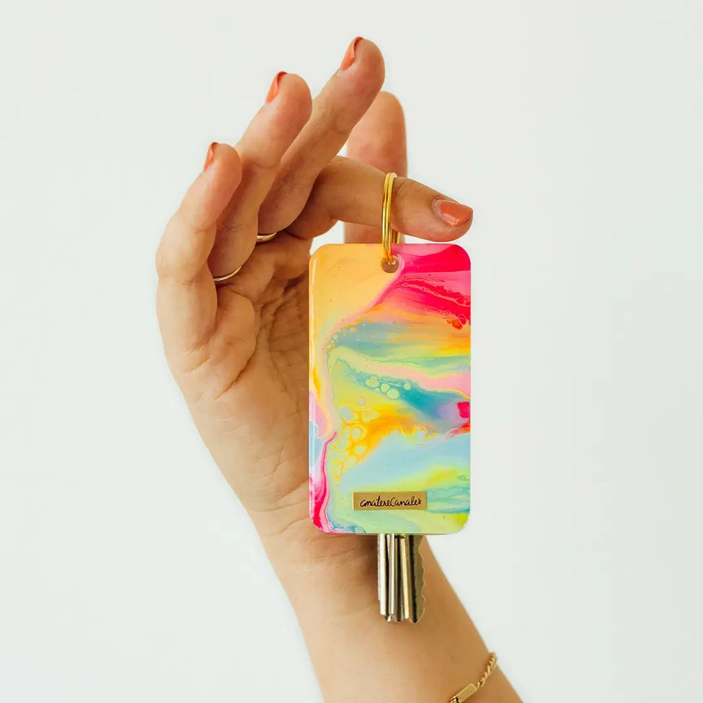 Llavero rectangular pintado a mano por Ana Tere Canales. Un diseño mármol en colores vibrantes.