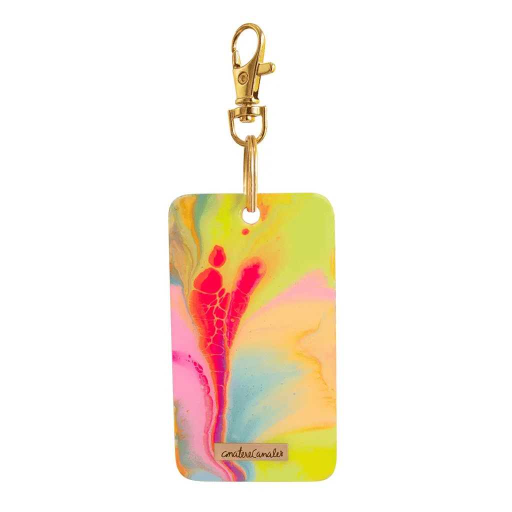 Llavero rectangular pintado a mano por Ana Tere Canales. Un diseño mármol en colores vibrantes.