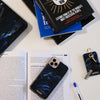 Funda para iPhone y llavero Pacífico pintados a mano por Ana Tere Canales. Un diseño artístico inspirado en el océano en tonos azules.