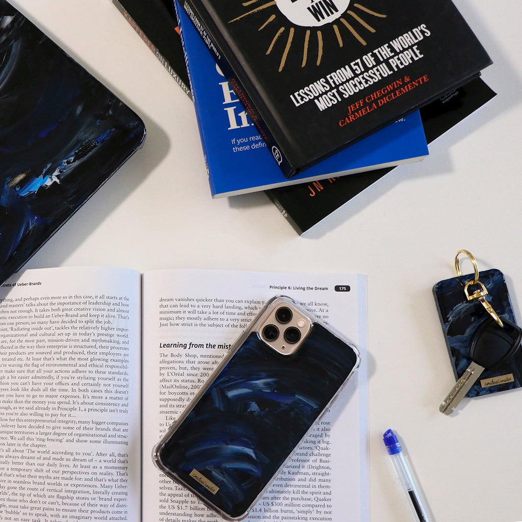 Funda para iPhone y llavero Pacífico pintados a mano por Ana Tere Canales. Un diseño artístico inspirado en el océano en tonos azules.