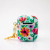 Funda para AirPods Paraíso pintados a mano por Ana Tere Canales. Un diseño artístico inspirado en un paraíso tropical en tonos azul, verde y arena