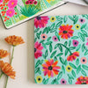 Funda para MacBook Paraíso pintada a mano por Ana Tere Canales. Un diseño artístico inspirado en un paraíso tropical en tonos azul, verde y arena