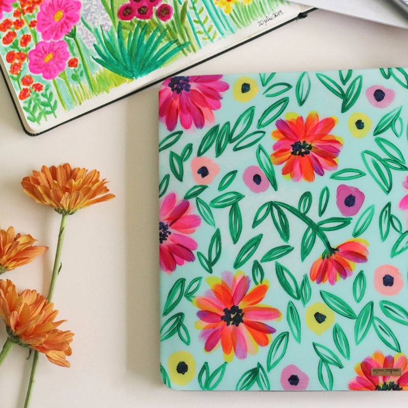 Funda para MacBook Paraíso pintada a mano por Ana Tere Canales. Un diseño artístico inspirado en un paraíso tropical en tonos azul, verde y arena