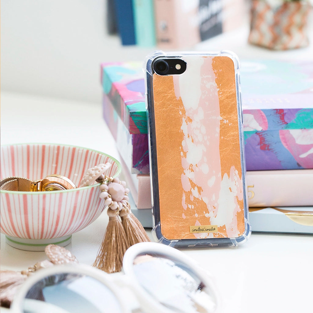 Funda para iPhone Petal Rose Gold pintada a mano por Ana Tere Canales. Un diseño artístico en tonos rosa y rose gold inspirado en pétalos.