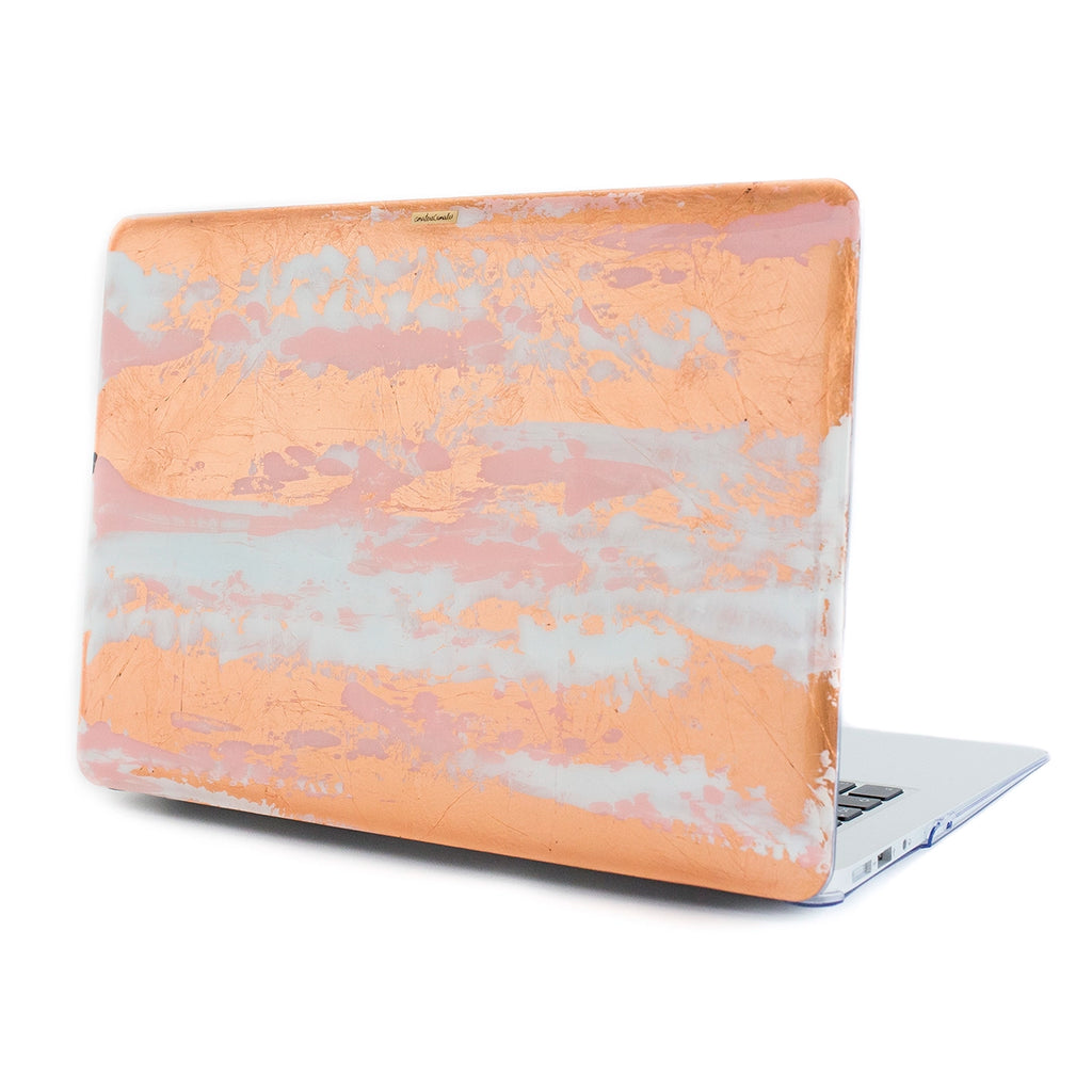 Funda para MacBook Petal Rose Gold pintada a mano por Ana Tere Canales. Un diseño artístico en tonos rosa y rose gold inspirado en pétalos.