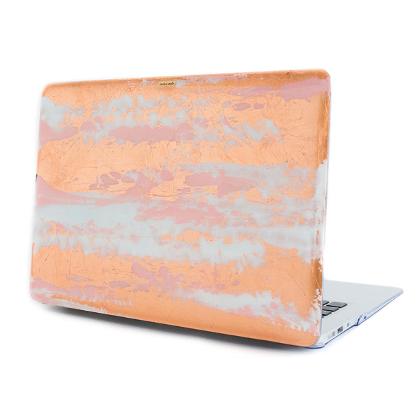 Funda para MacBook Petal Rose Gold pintada a mano por Ana Tere Canales. Un diseño artístico en tonos rosa y rose gold inspirado en pétalos.