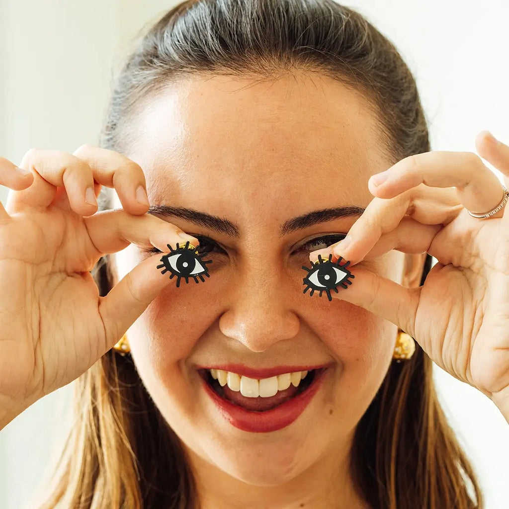 Pin esmaltado I Got My Eyes On You, un  diseño de ojos estilo ilustración, creado por Ana Tere Canales.