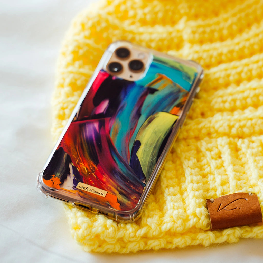 Funda para iPhone Rainbow Paint Me con pinceladas multicolor inspiradas en creatividad, pasión y expresión artística. Pintadas por Ana Tere Canales.