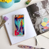 Funda para iPhone Rainbow Paint Me con pinceladas multicolor inspiradas en creatividad, pasión y expresión artística. Pintadas por Ana Tere Canales.