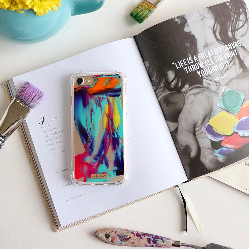 Funda para iPhone Rainbow Paint Me con pinceladas multicolor inspiradas en creatividad, pasión y expresión artística. Pintadas por Ana Tere Canales.