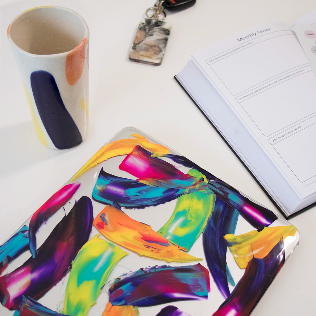 Funda para MacBook Rainbow Paint Me con pinceladas multicolor inspiradas en creatividad, pasión y expresión artística. Pintadas por Ana Tere Canales.