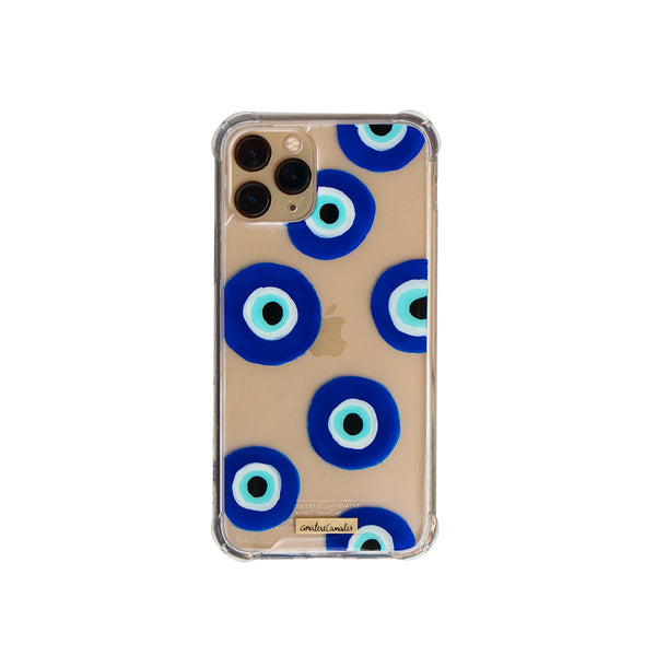 Funda para iPhone Santorini pintada a mano por Ana Tere Canales. Un diseño artístico inspirado en el Ojo Griego y la isla de Santorini en tonos azul y blanco.