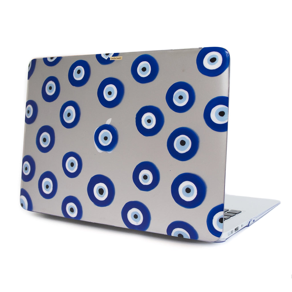 Funda para MacBook Santorini pintada a mano por Ana Tere Canales. Un diseño artístico inspirado en el Ojo Griego y la isla de Santorini en tonos azul y blanco.