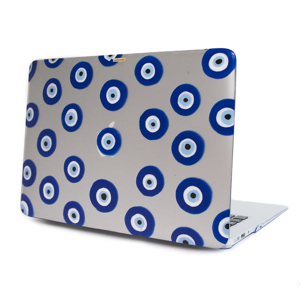 Funda para MacBook Santorini pintada a mano por Ana Tere Canales. Un diseño artístico inspirado en el Ojo Griego y la isla de Santorini en tonos azul y blanco.