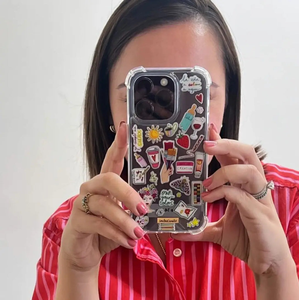 Funda para proteger iPhone, creada y diseñada por Ana Tere Canales. Un diseño con stickers originales que representen quien eres.
