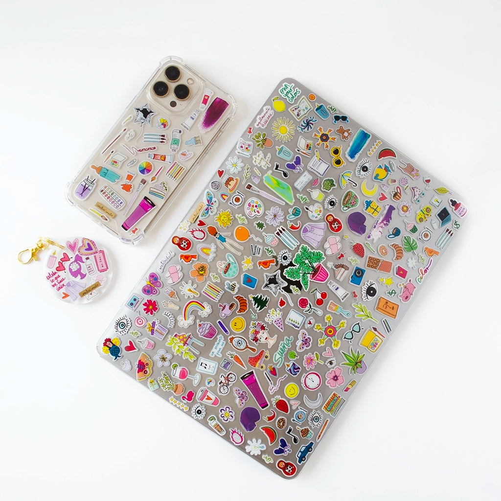 Fundas para proteger MacBook y iPhone con un llavero, creadas y diseñadas por Ana Tere Canales. Un diseño con stickers originales que representen quien eres.