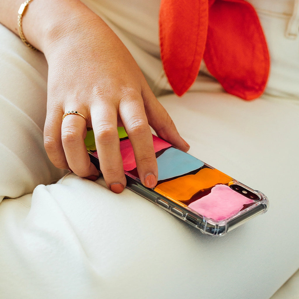 Funda para iPhone Summer Sunset pintada a mano por Ana Tere Canales. Un diseño artístico inspirado en un atardecer de verano en tonos cálidos y vibrantes.