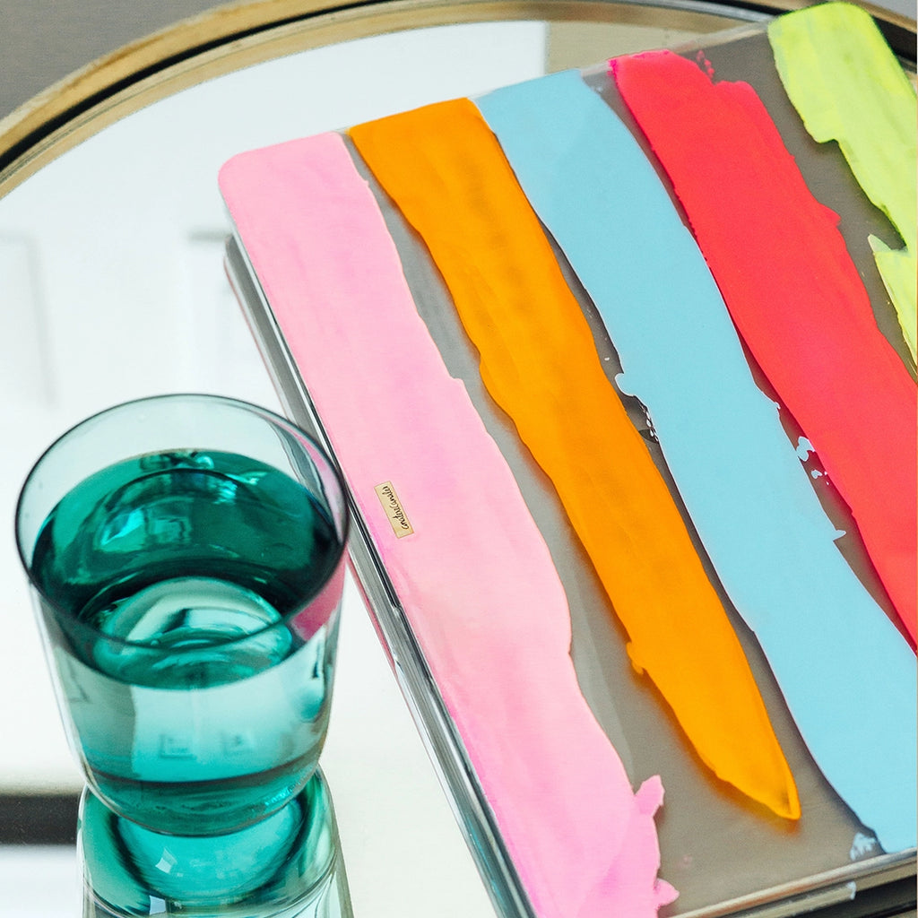 Funda para MacBook Summer Sunset pintada a mano por Ana Tere Canales. Un diseño artístico inspirado en un atardecer de verano en tonos cálidos y vibrantes.