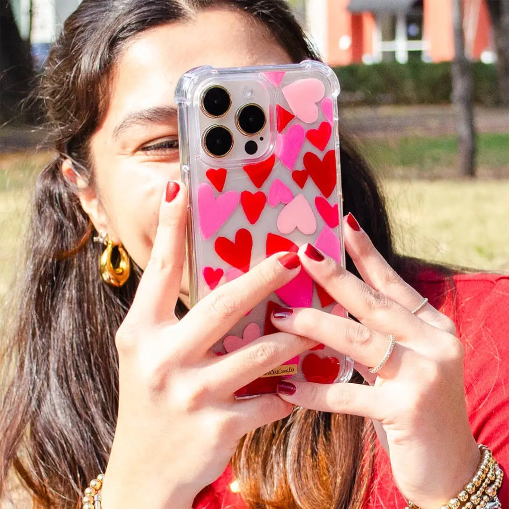 Funda para proteger iPhone, pintada a mano por Ana Tere Canales. Un diseño de corazones en rosas y rojos.