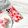 Funda para proteger iPhone, pintada a mano por Ana Tere Canales. Un diseño de corazones en rosas y rojos.