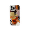 Funda para proteger iPhone, pintada a mano por Ana Tere Canales. Un diseño en tonos tierra con toques dorados.