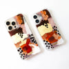 Funda para proteger iPhone, pintada a mano por Ana Tere Canales. Un diseño en tonos tierra con toques dorados.