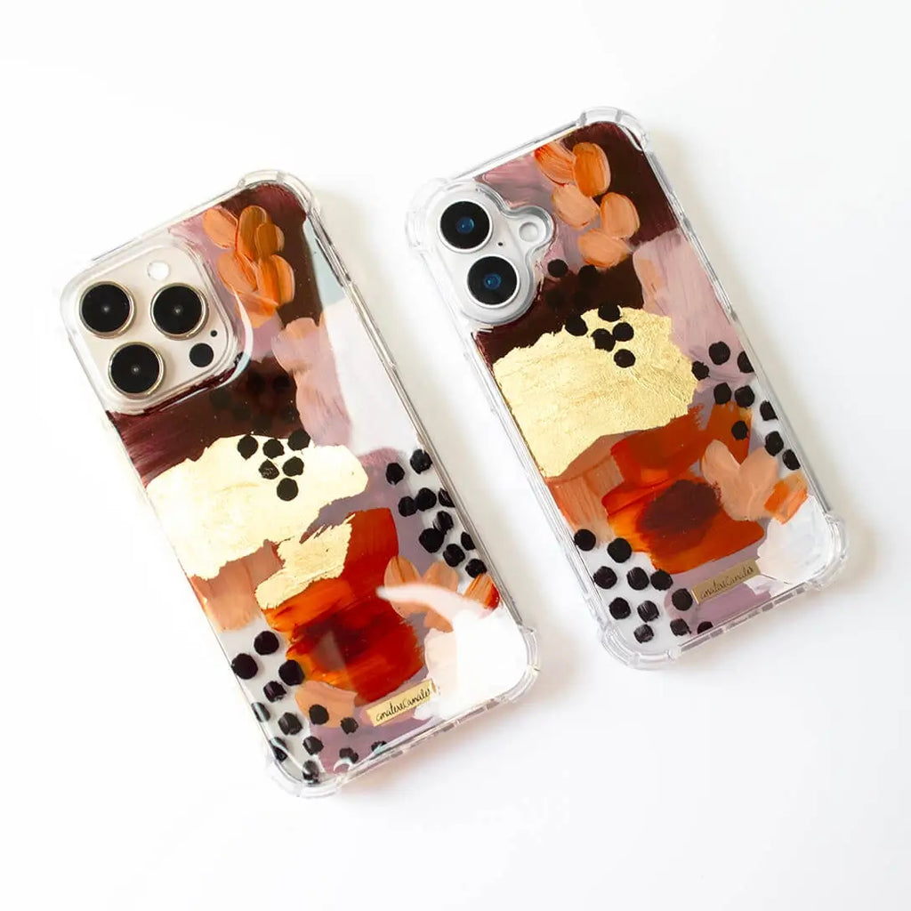 Funda para proteger iPhone, pintada a mano por Ana Tere Canales. Un diseño en tonos tierra con toques dorados.