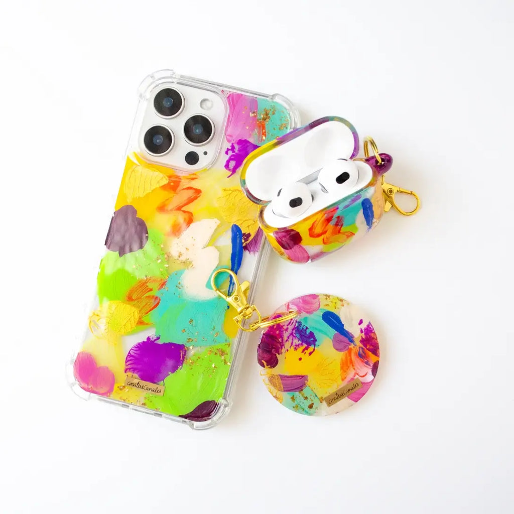 Fundas para proteger iPhone y AirPods pintadas a mano por Ana Tere Canales. Con diseño abstracto en colores vibrantes y textura real de pinceladas. Perfecta para dar un estilo creativo y original al celular, audífonos y llaves.