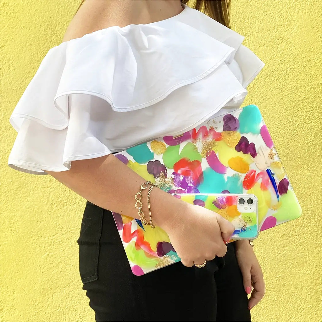 Fundas para proteger MacBook y iPhone pintada a mano por Ana Tere Canales. Con diseño abstracto en colores vibrantes y textura real de pinceladas. Perfecta para dar un estilo creativo y original tus dispositivos.