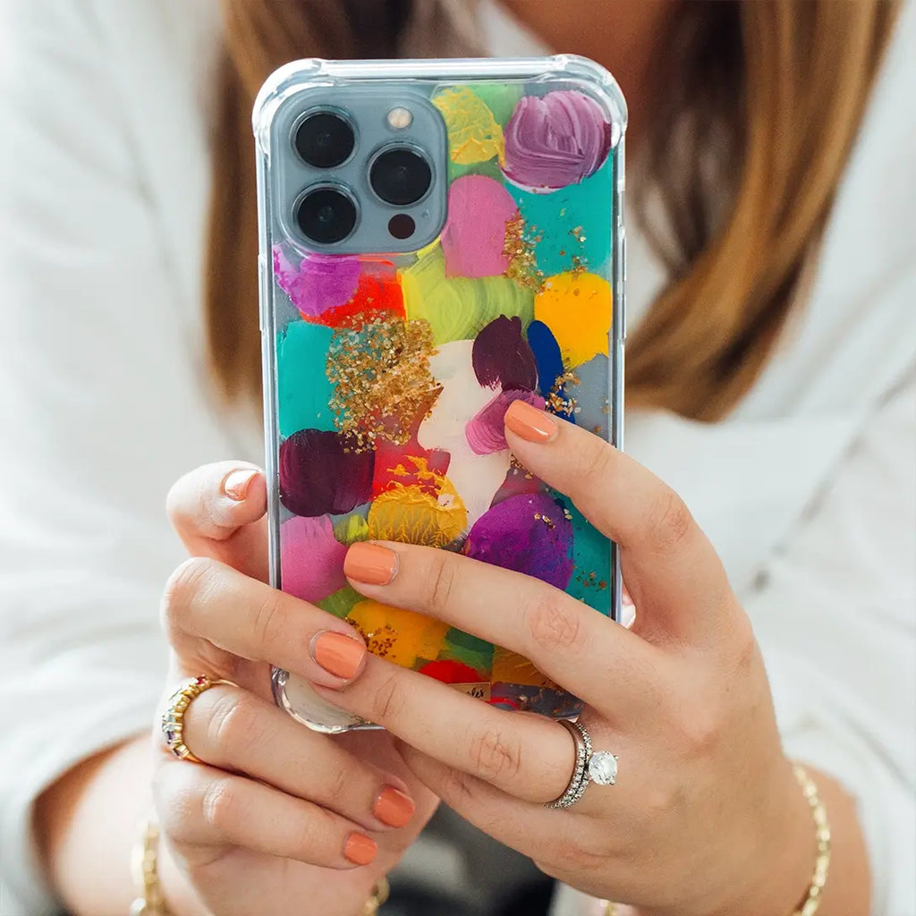 Funda para proteger  iPhone pintada a mano por Ana Tere Canales. Con diseño abstracto en colores vibrantes y textura real de pinceladas. Perfecta para dar un estilo creativo y original al celular.