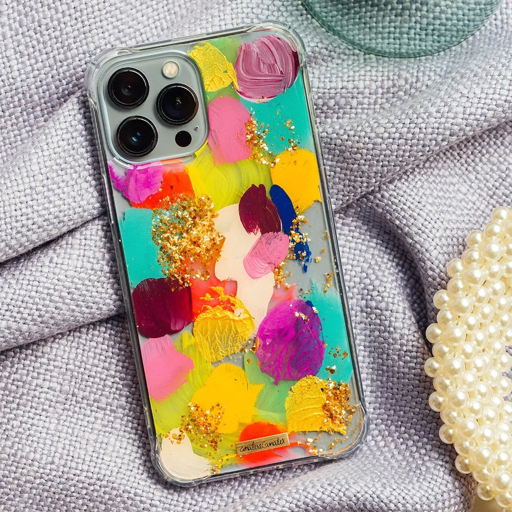 Funda para proteger  iPhone pintada a mano por Ana Tere Canales. Con diseño abstracto en colores vibrantes y textura real de pinceladas. Perfecta para dar un estilo creativo y original al celular.