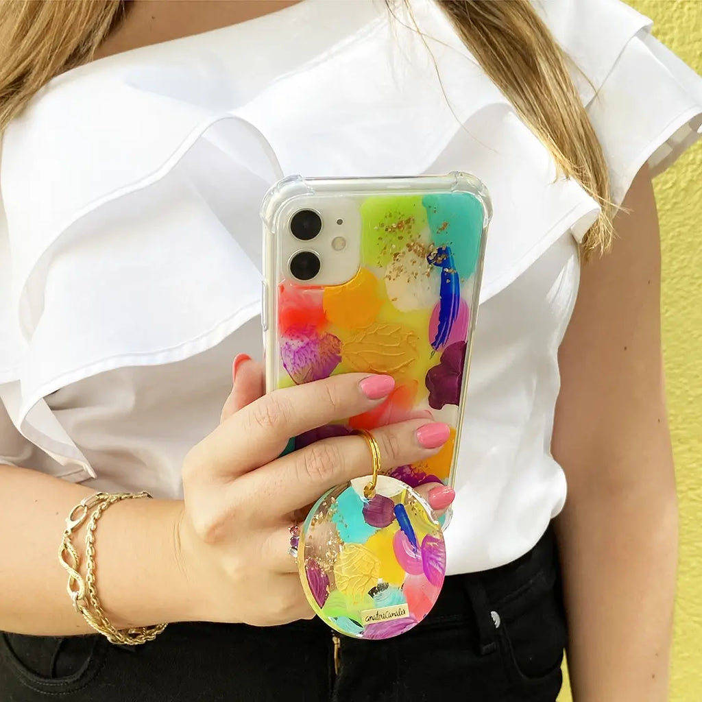 Llavero y funda de iPhone pintadas a mano por Ana Tere Canales. Con diseño abstracto en colores vibrantes y textura real de pinceladas. Perfecta para dar un estilo creativo y original.