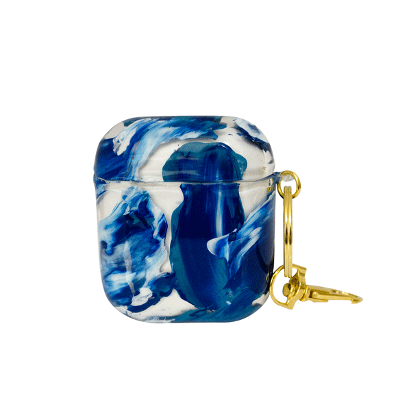 Funda para proteger AirPods, pintada a mano por Ana Tere Canales. Un diseño con trazos expresivos en azul profundo. Esta pieza es ideal para quienes abrazan el arte en su forma más libre. Cada pincelada es única. Cada funda, irrepetible.