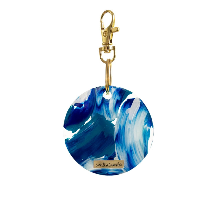 Llavero pintado a mano por Ana Tere Canales. Un diseño con trazos expresivos en azul profundo. Esta pieza es ideal para quienes abrazan el arte en su forma más libre. Cada pincelada es única. Cada funda, irrepetible.