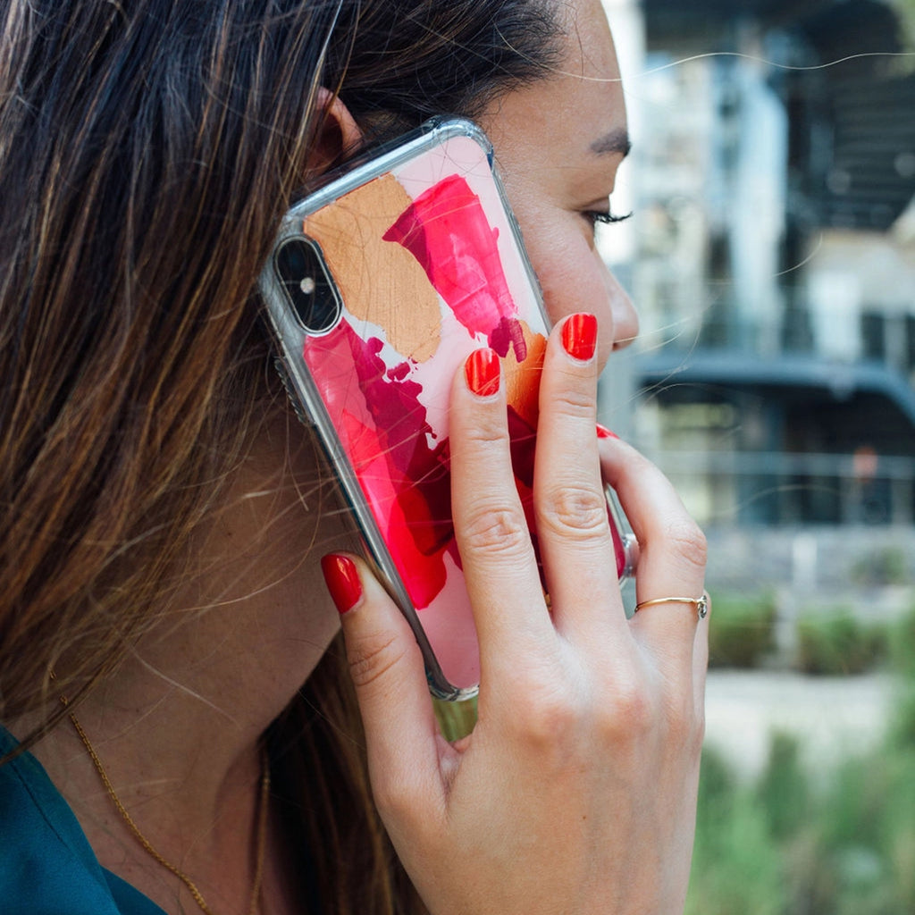 Funda para iPhone Torino Rose pintada a mano por Ana Tere Canales. Un diseño artístico en tonos rosa suaves y estilo contemporáneo.