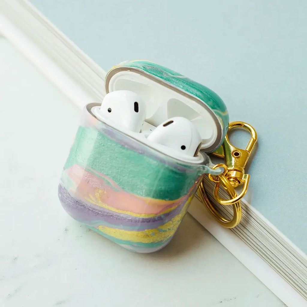 Funda para proteger AirPods, pintada a mano por Ana Tere Canales. Un diseño en colores pasteles y metálicos.