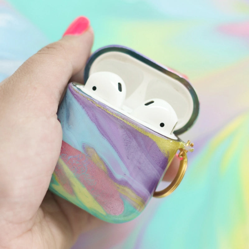 Funda para proteger AirPods, pintada a mano por Ana Tere Canales. Un diseño en colores pasteles y metálicos.