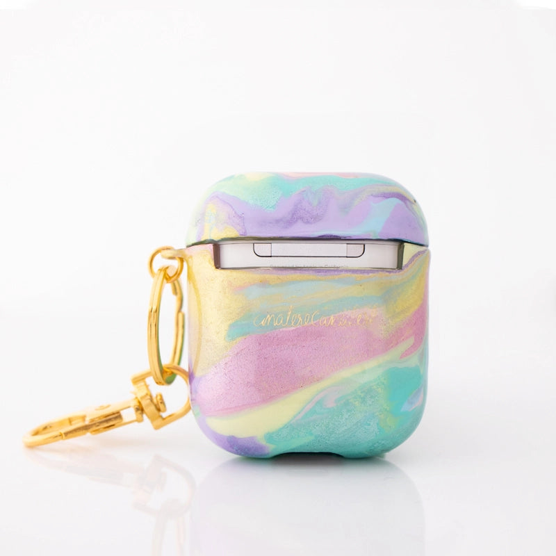 Funda para proteger AirPods, pintada a mano por Ana Tere Canales. Un diseño en colores pasteles y metálicos.