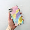 Funda para proteger iPhone, pintada a mano por Ana Tere Canales. Un diseño en colores pasteles y metálicos.