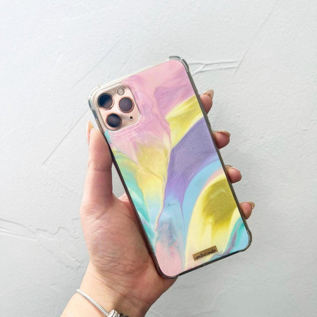 Funda para proteger iPhone, pintada a mano por Ana Tere Canales. Un diseño en colores pasteles y metálicos.