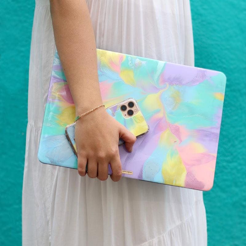 Fundas para proteger iPhone y MacBook, pintadas a mano por Ana Tere Canales. Un diseño en colores pasteles y metálicos.