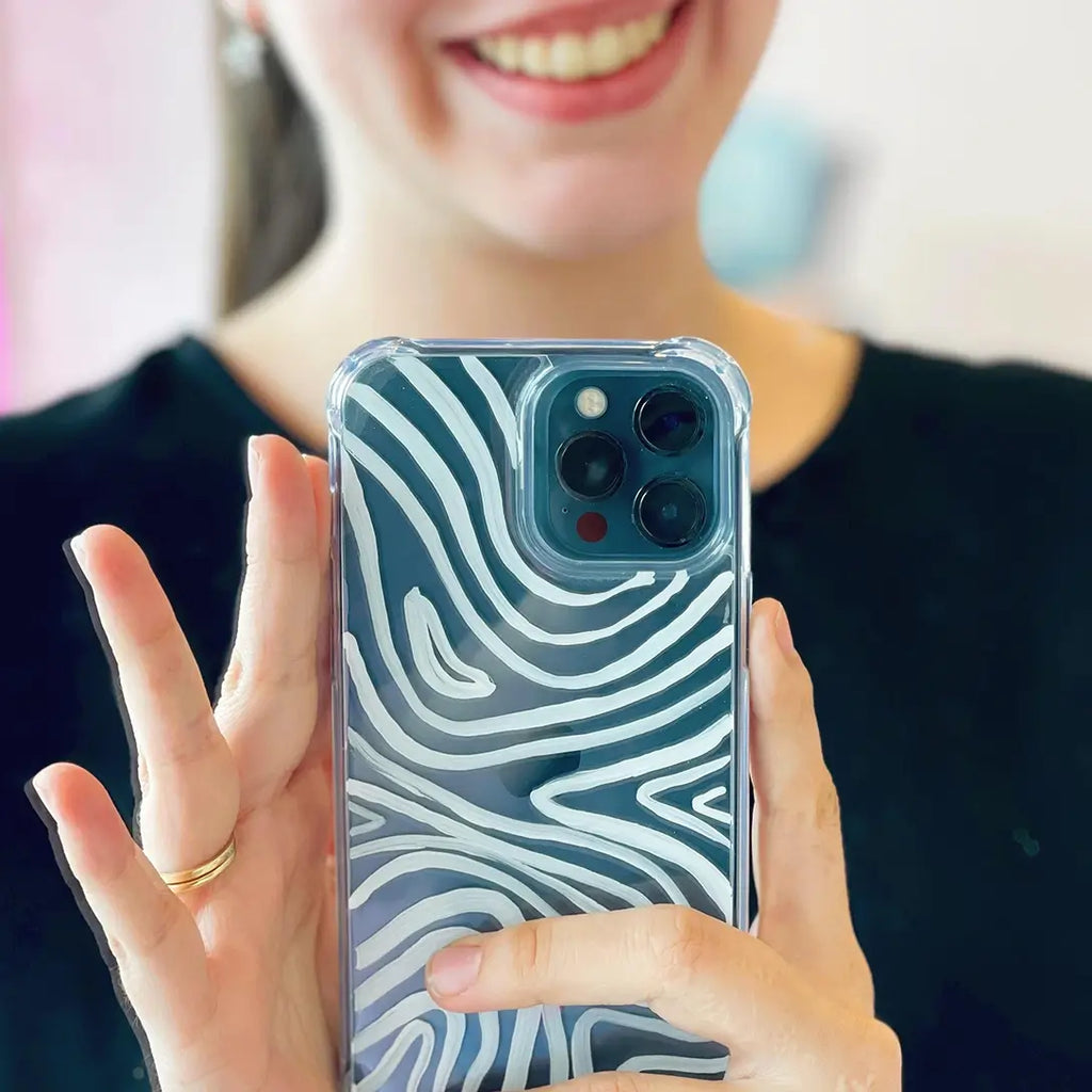 Funda para proteger iPhone, pintada a mano por Ana Tere Canales. Un diseño color blanco con transparencias.