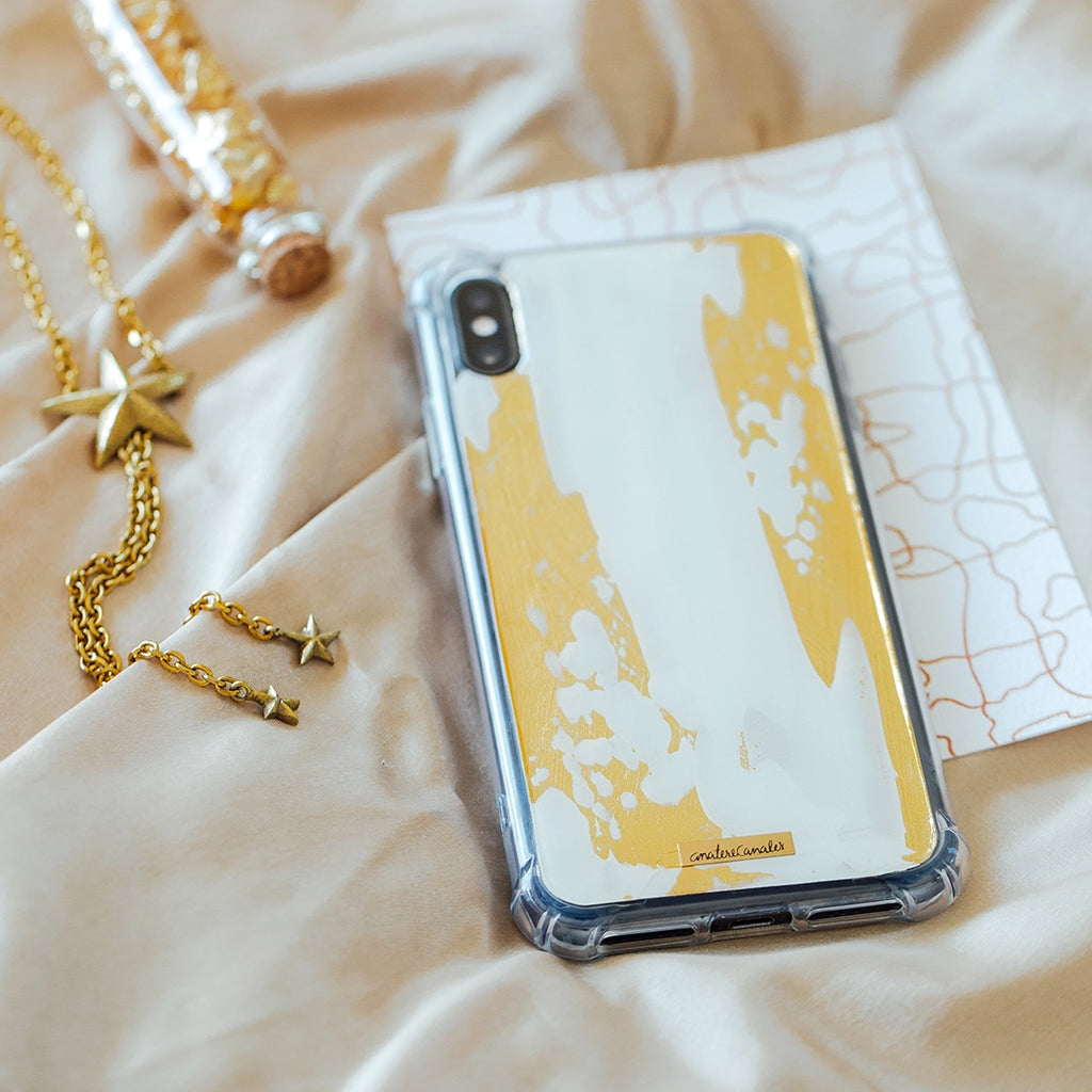 Case para iPhone White Gold Rush de Ana Tere Canales. Un diseño pintado a mano en tonos blanco y dorado que combina elegancia atemporal, arte y protección para acompañarte todos los días.