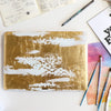 Case para MacBook White Gold Rush de Ana Tere Canales. Un diseño pintado a mano en tonos blanco y dorado que combina elegancia atemporal, arte y protección para acompañarte todos los días.