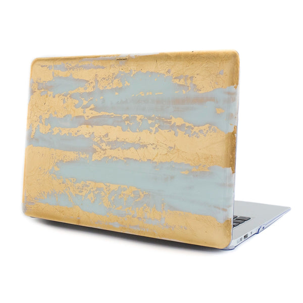 Case para MacBook White Gold Rush de Ana Tere Canales. Un diseño pintado a mano en tonos blanco y dorado que combina elegancia atemporal, arte y protección para acompañarte todos los días.