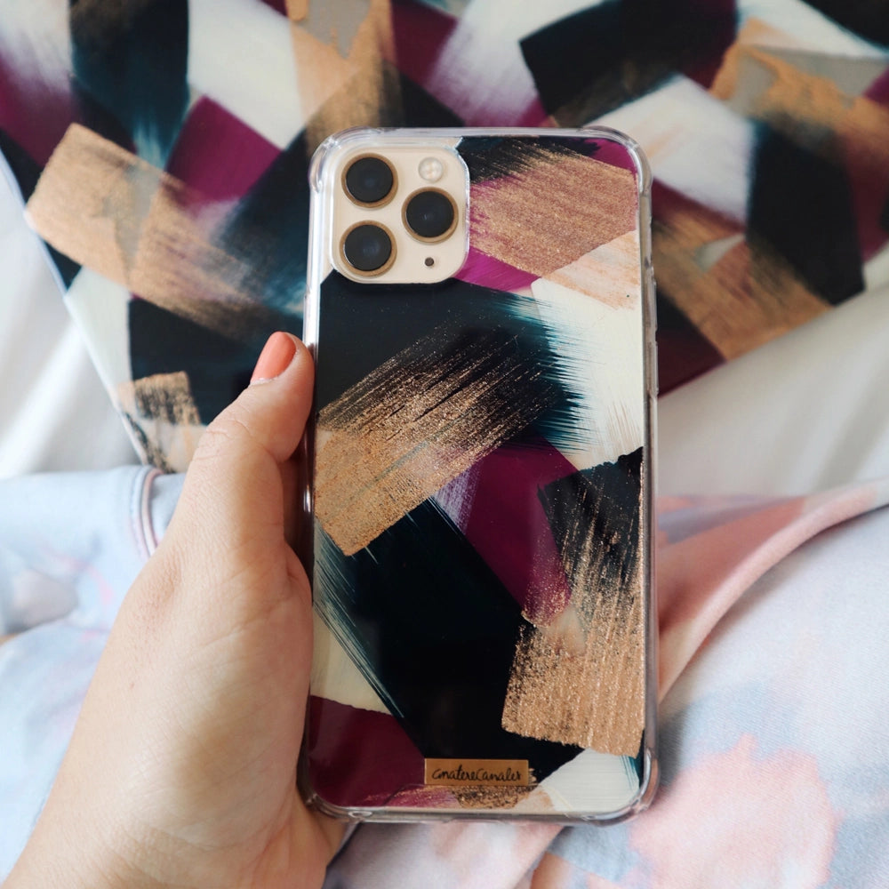 Funda para iPhone Wine With Everything Signature Strokes con pinceladas abstractas pintadas a mano en tonos vino y neutros. Pintada por Ana Tere Canales.