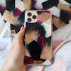Funda para iPhone Wine With Everything Signature Strokes con pinceladas abstractas pintadas a mano en tonos vino y neutros. Pintada por Ana Tere Canales.