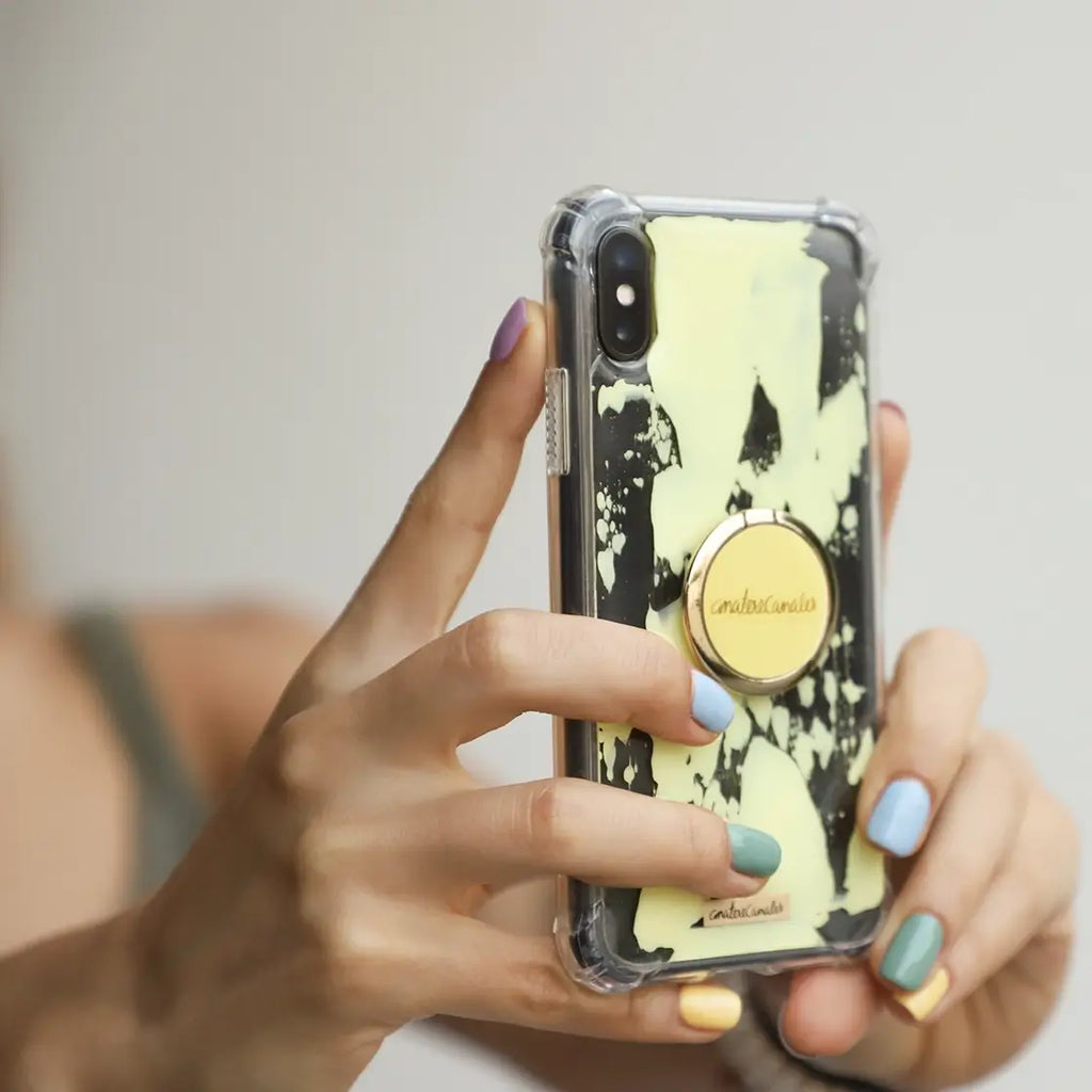 Yellow Unicorn Holder y funda para iPhone con acabado minimalista y elegante. Funcionalidad sin comprometer el estilo.