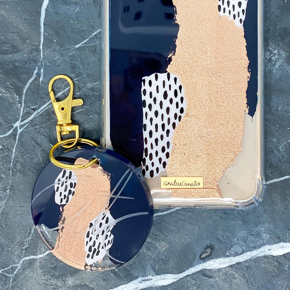 Llavero y funda de iPhone Zebra pintados a mano por Ana Tere Canales. Un diseño artístico inspirado en el estampado zebra en blanco y negro.