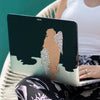 Funda para MacBook Zebra pintada a mano por Ana Tere Canales. Un diseño artístico inspirado en el estampado zebra en blanco y negro.